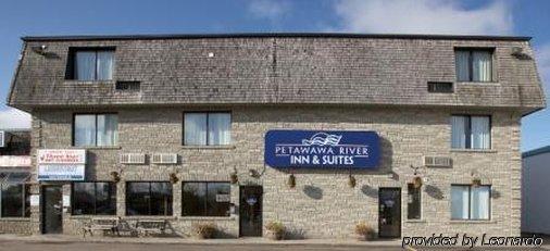 Petawawa River Inn & Suites Esterno foto